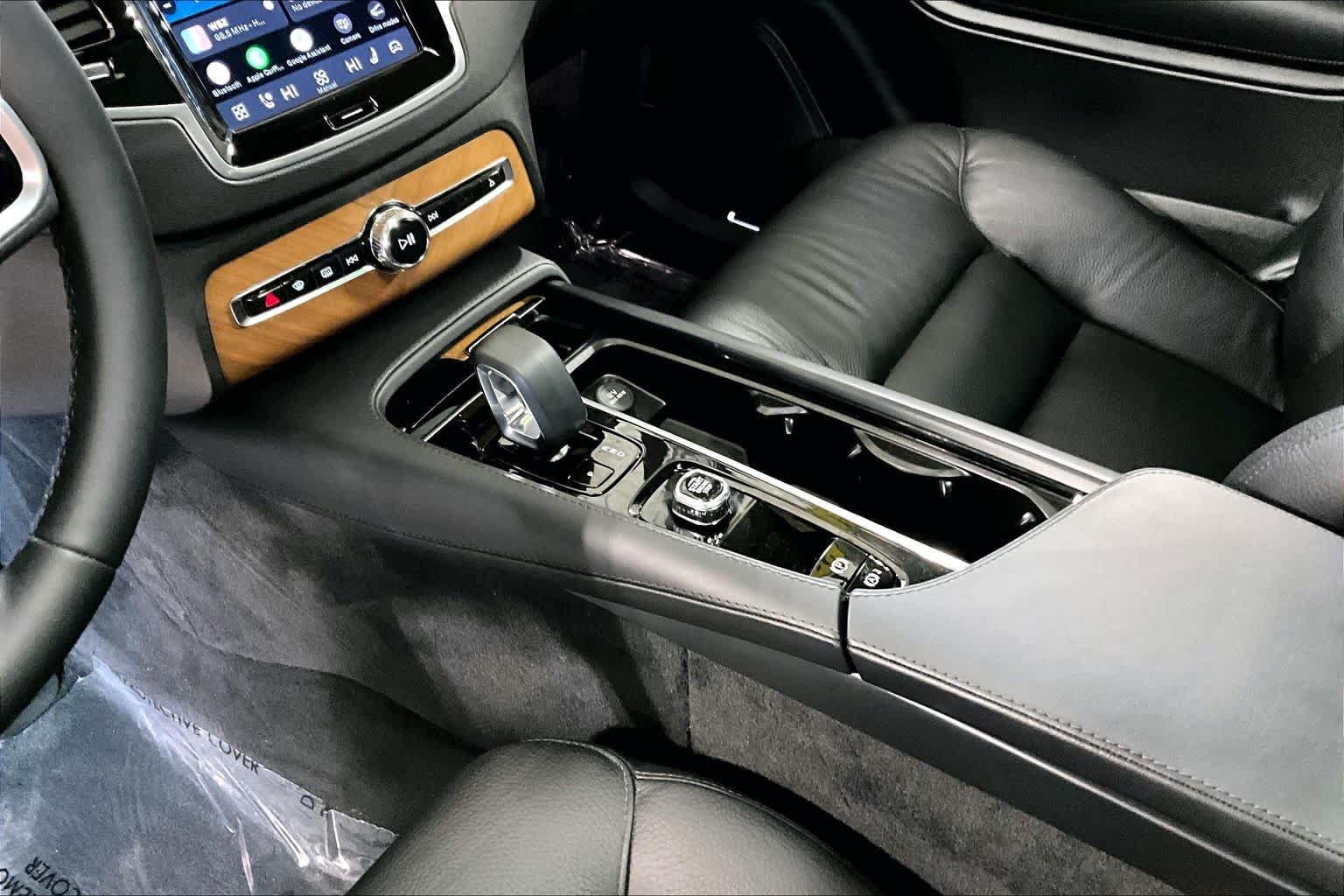 Certified 2024 Volvo XC90 B6 Plus w/ Protection Package Premier AWD/4WD image 16