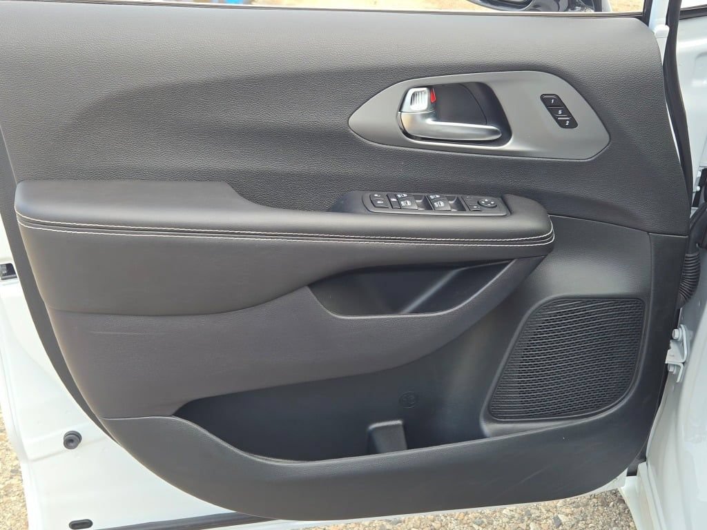 New 2027 Chrysler Pacifica Select AWD/4WD image 26