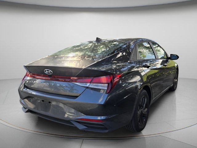 Used 2023 Hyundai Elantra SEL w/ Preferred Accessory Package FWD image 6