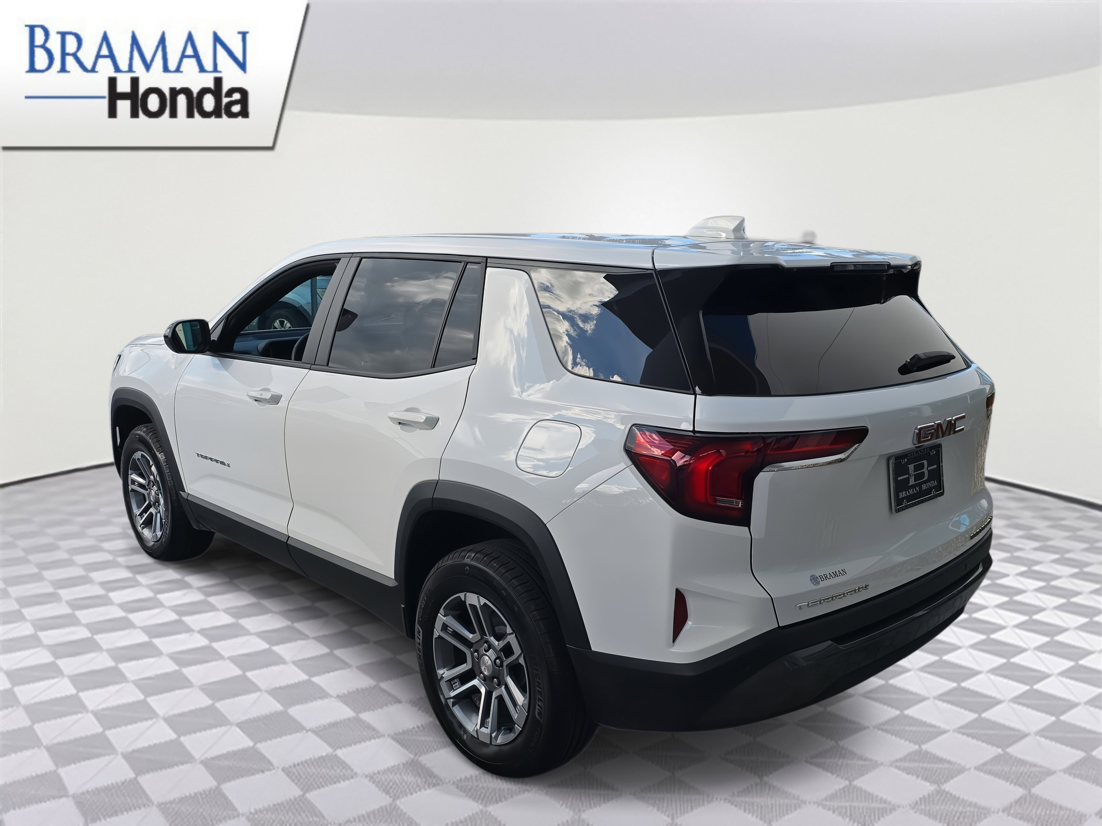 Used 2026 GMC Terrain Elevation image 4