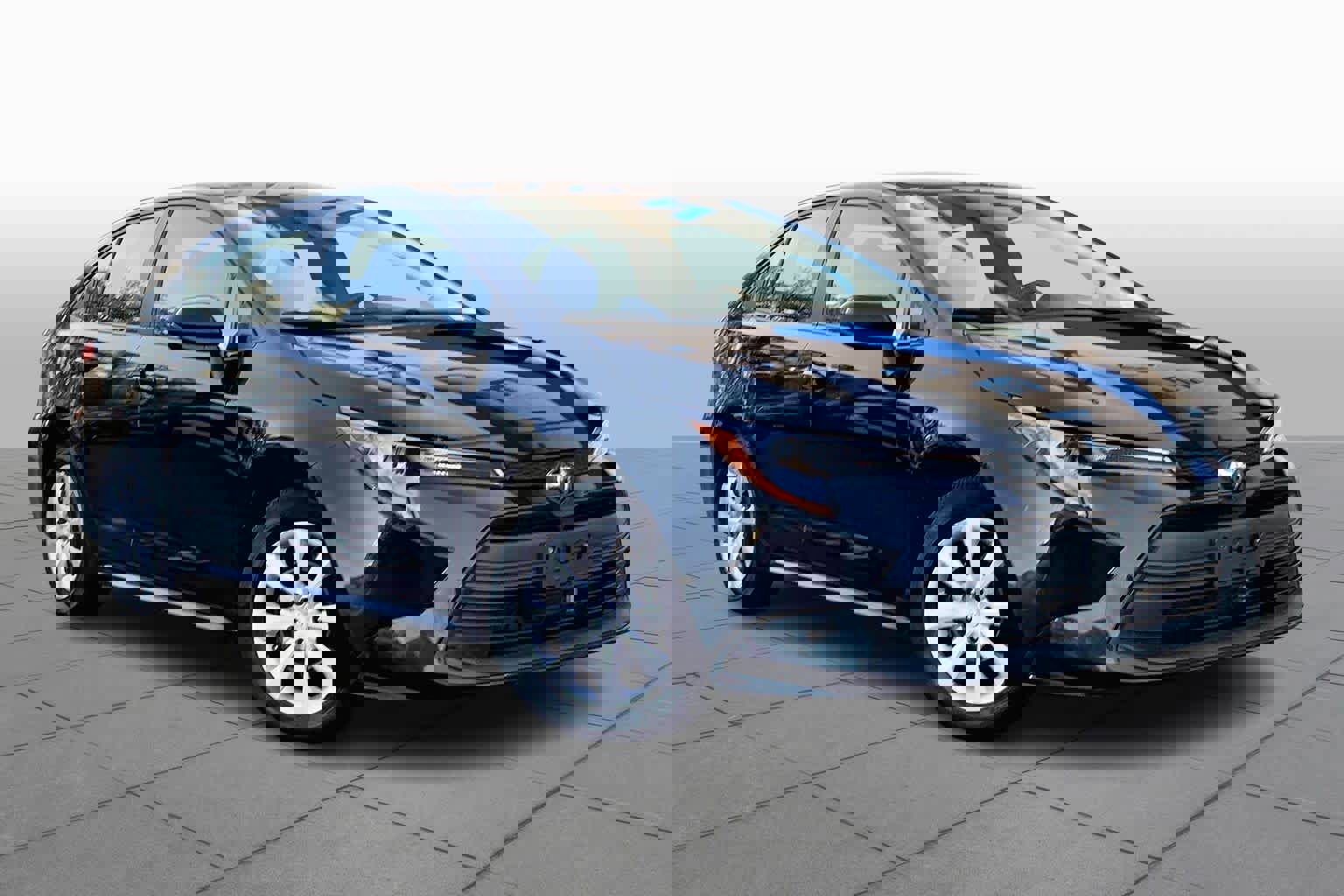 Used 2023 Toyota Corolla LE image 3