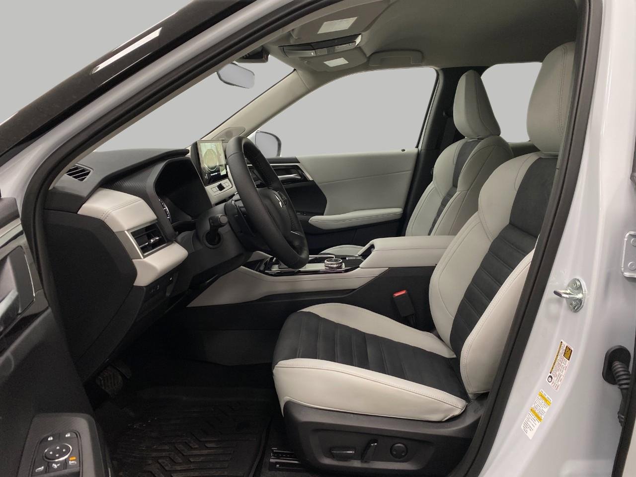 New 2026 Mitsubishi Outlander SE image 32