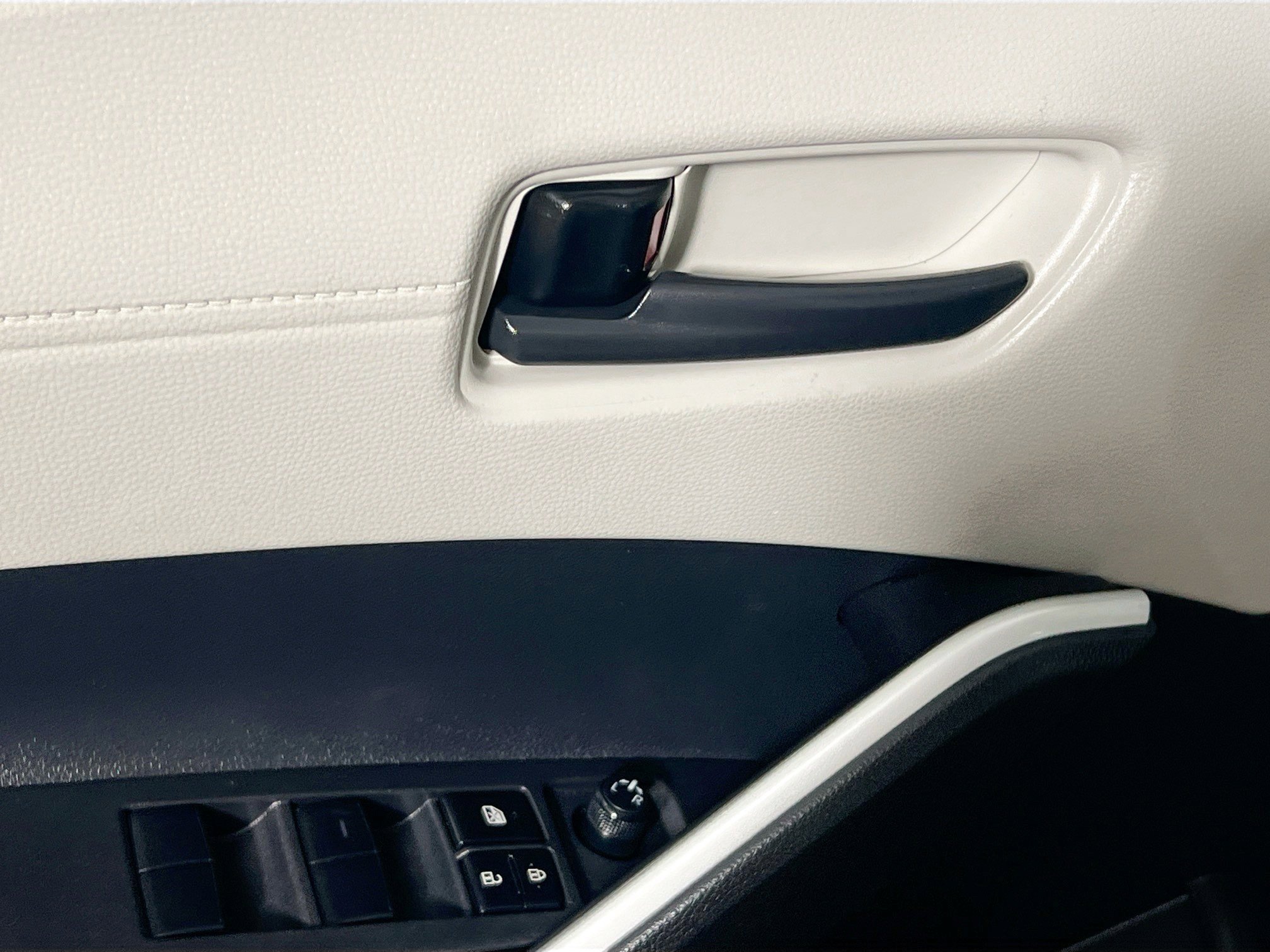 Used 2025 Toyota Corolla Cross L image 16