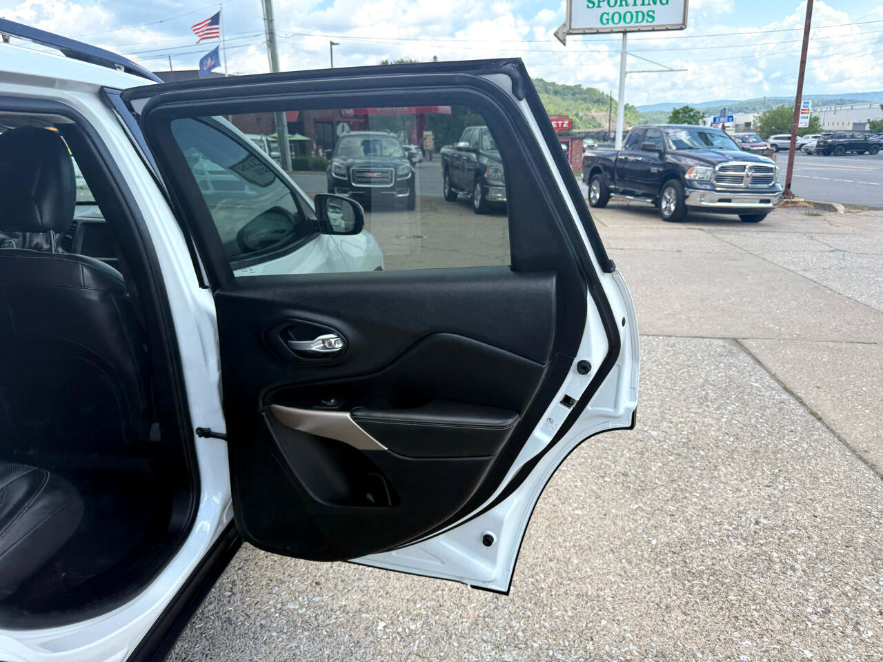 Used 2017 Jeep Cherokee High Altitude w/ Luxury Group image 61