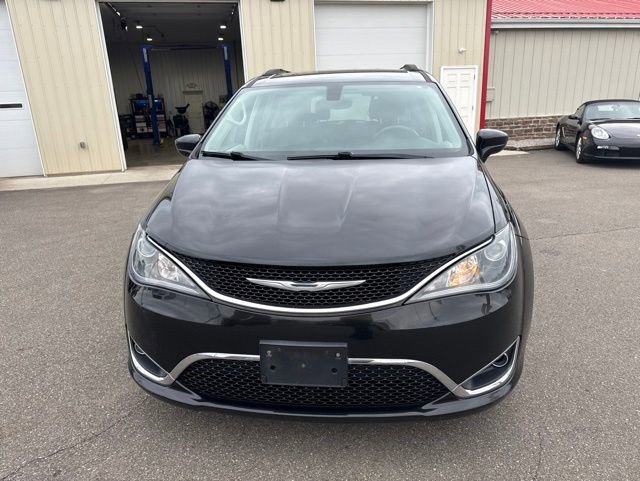 Used 2017 Chrysler Pacifica Touring-L w/ Tire & Wheel Group FWD image 8
