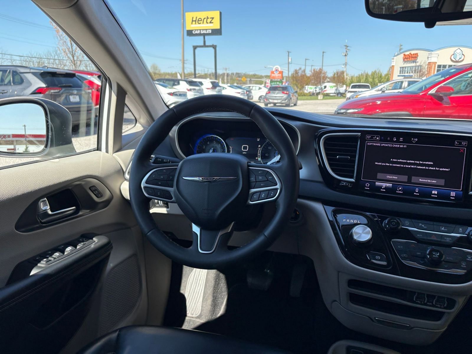 Used 2023 Chrysler Pacifica Touring-L image 36