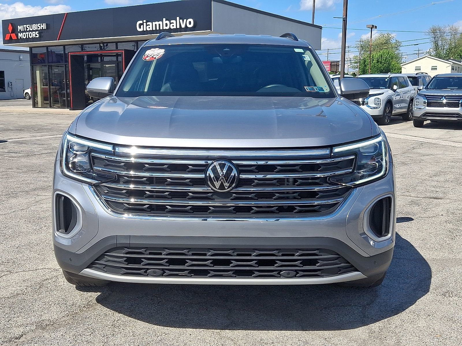 Used 2024 Volkswagen Atlas SE AWD/4WD image 2
