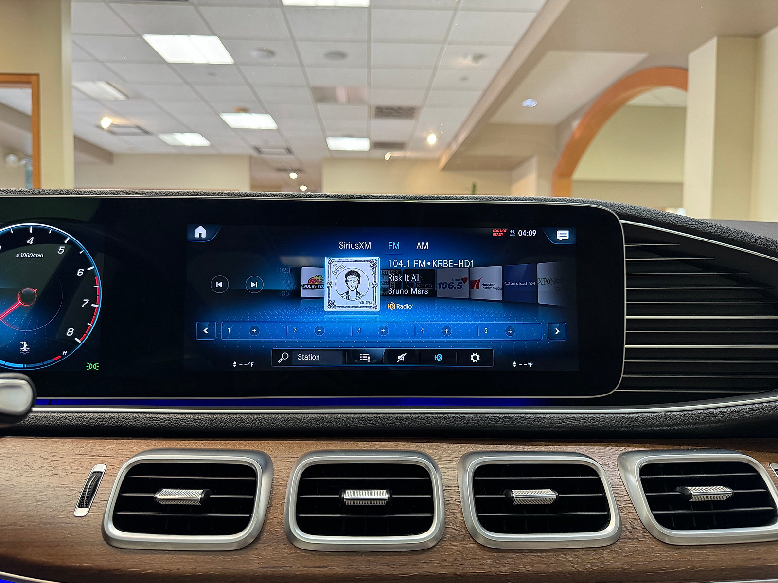 Used 2022 Mercedes-Benz GLE 350 4MATIC w/ Premium Package image 16