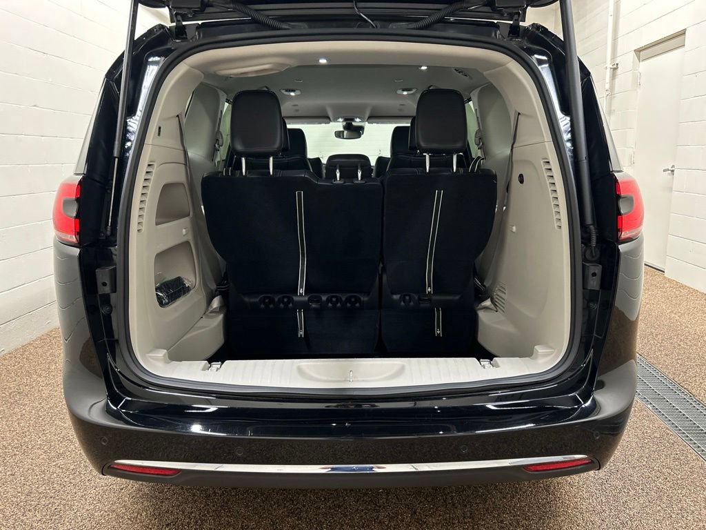 Used 2024 Chrysler Pacifica Touring-L FWD image 13