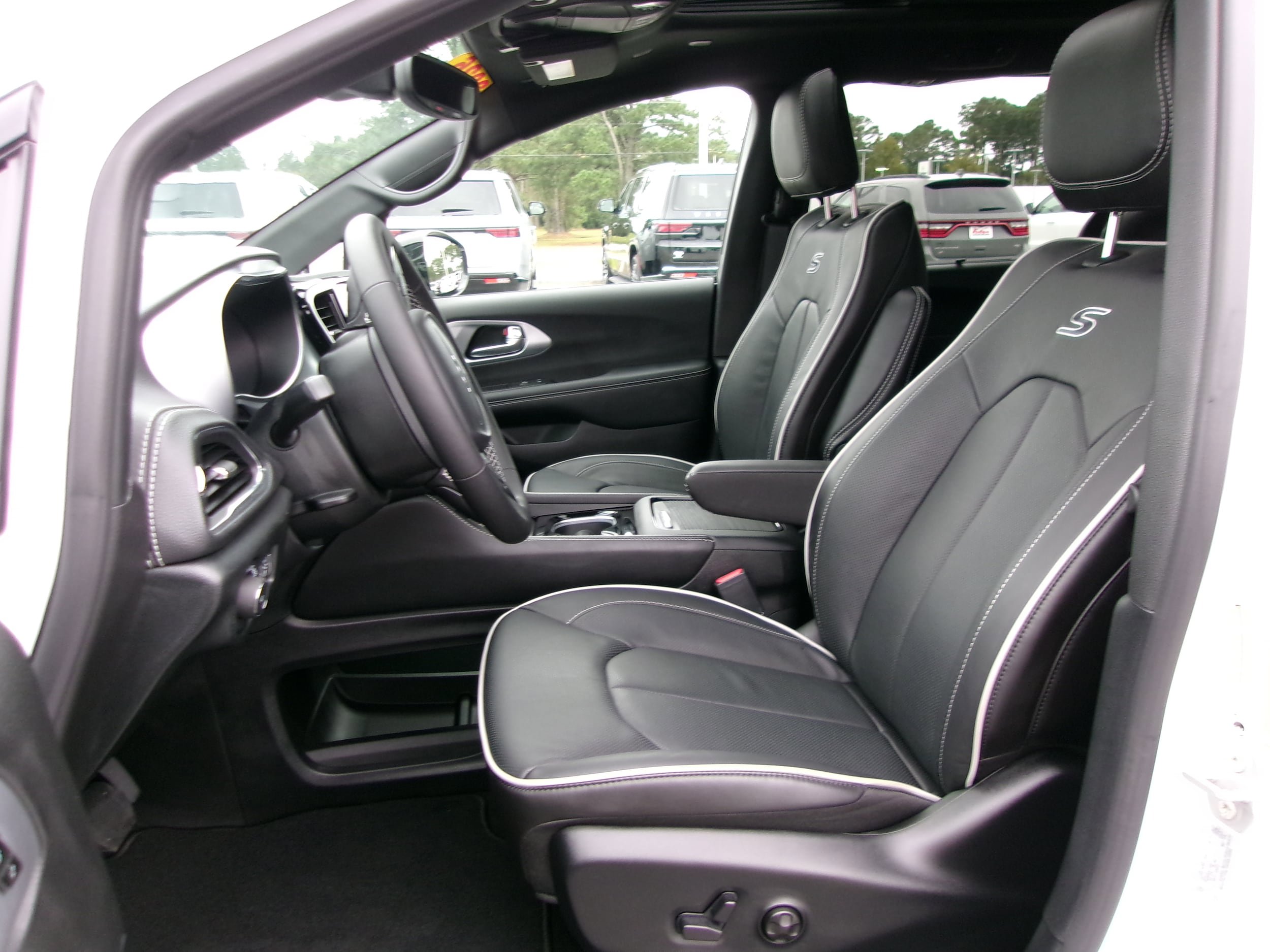 New 2026 Chrysler Pacifica Limited w/ S Appearance Package image 13