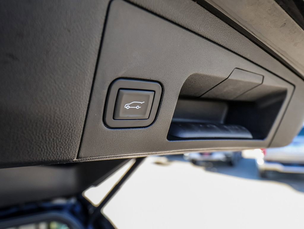 Used 2018 Cadillac XT5 Luxury w/ Driver Awareness Package image 12