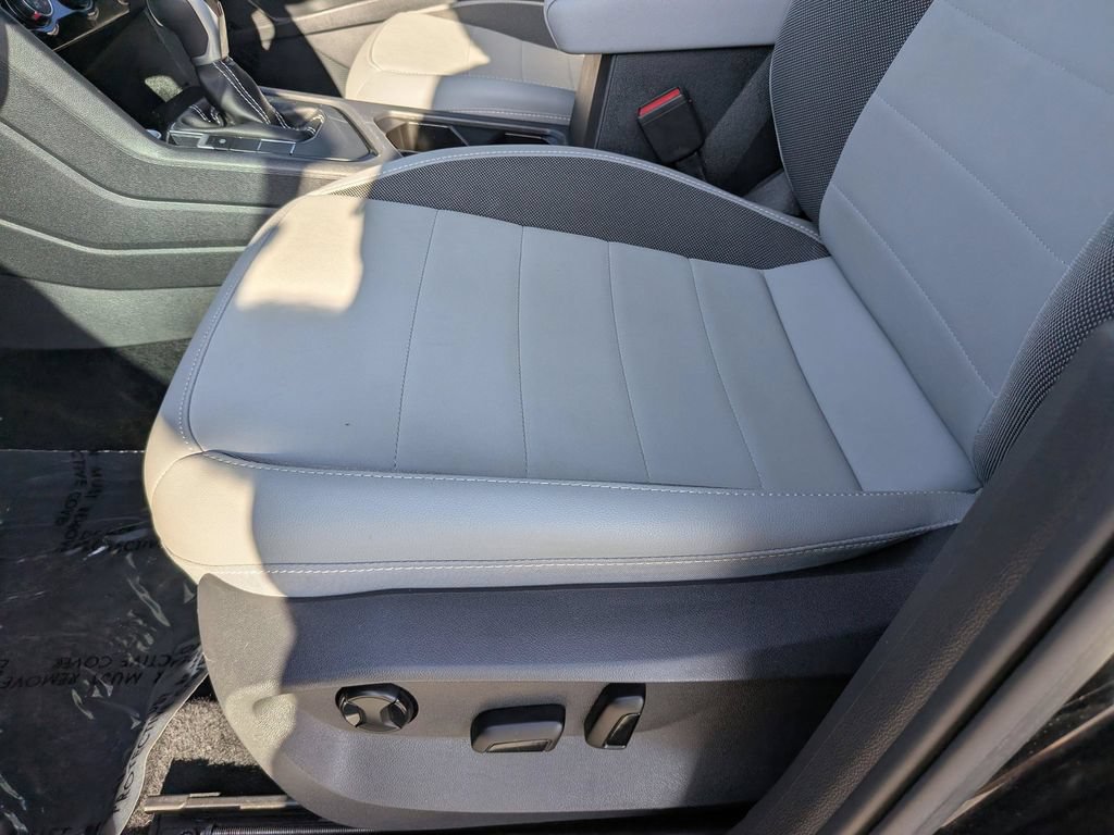 Certified 2023 Volkswagen Taos SE w/ Black Wheel Package FWD image 18