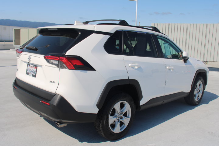 Used 2020 Toyota RAV4 XLE w/ Carpet Mat Package FWD image 3