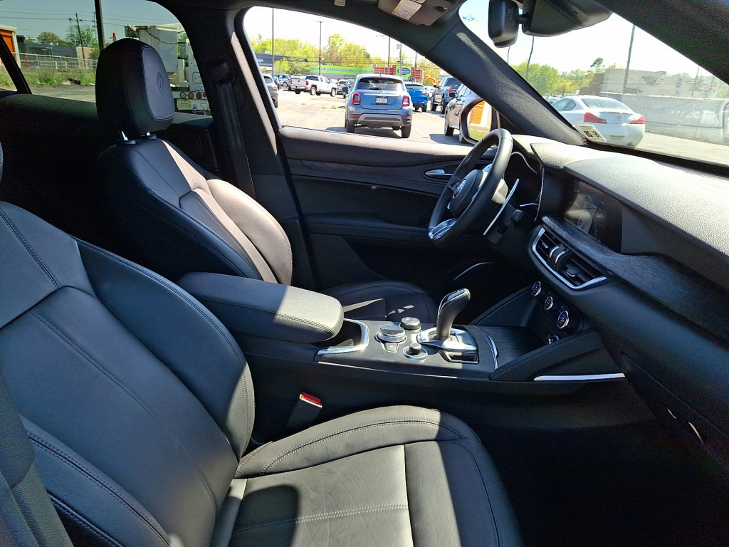 Used 2023 Alfa Romeo Stelvio Sprint image 12