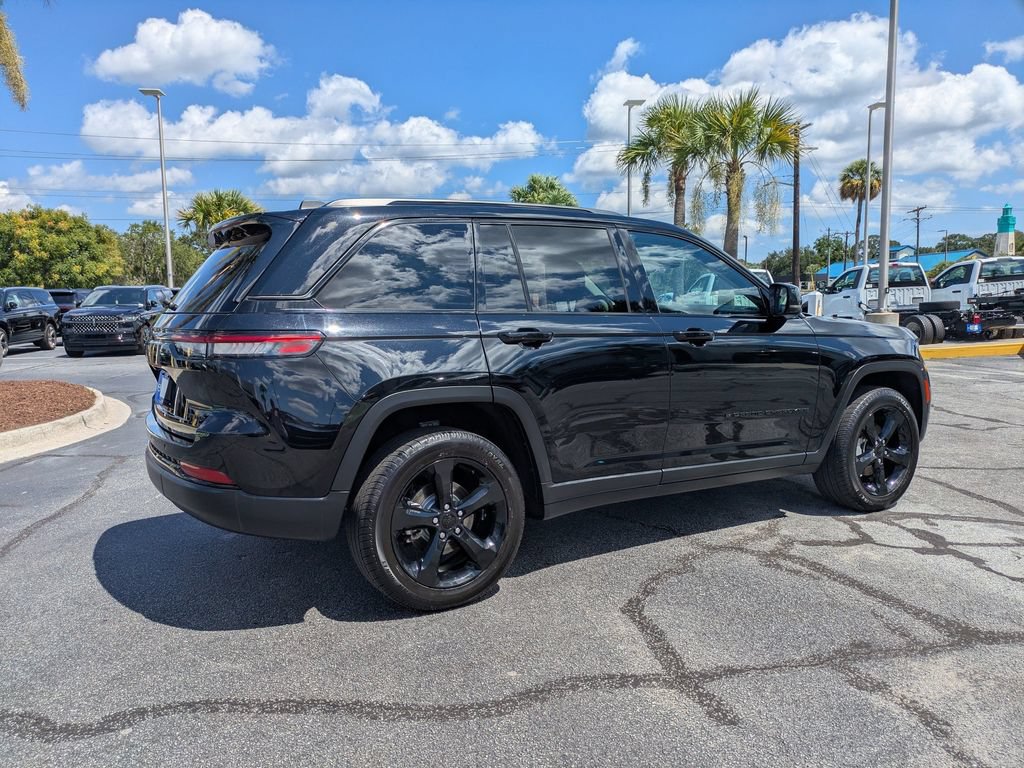 Used 2023 Jeep Grand Cherokee Limited w/ Black Appearance Package AWD/4WD video 4