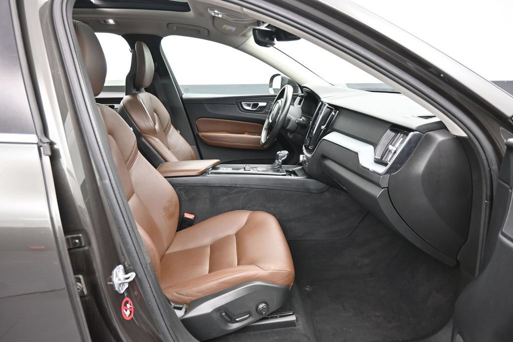 Used 2018 Volvo XC60 T5 Momentum w/ Vision Package AWD/4WD image 37