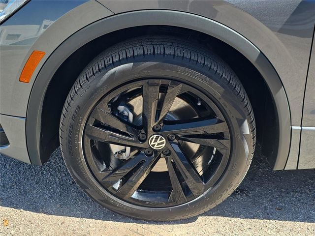 Used 2023 Volkswagen Tiguan SE R-Line image 9