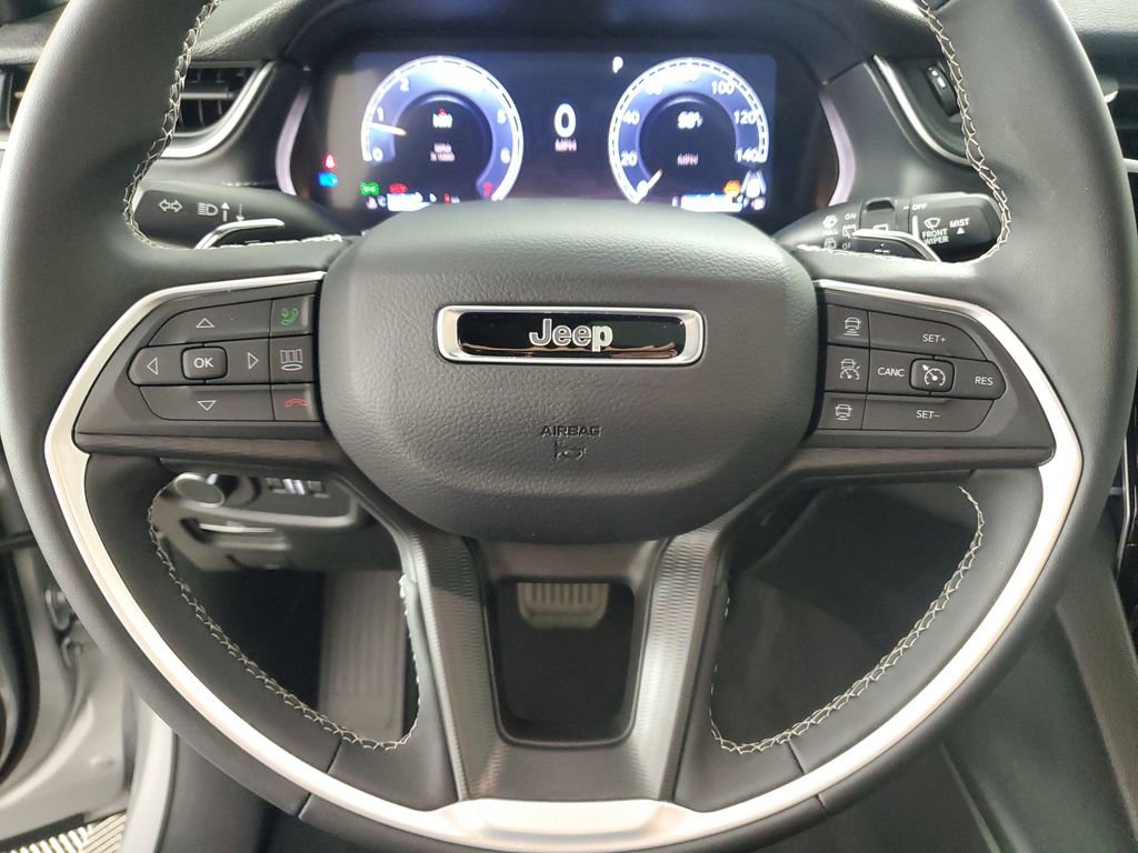 Used 2025 Jeep Grand Cherokee Laredo X image 21