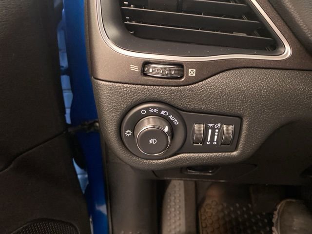 Used 2022 Jeep Cherokee Trailhawk image 16