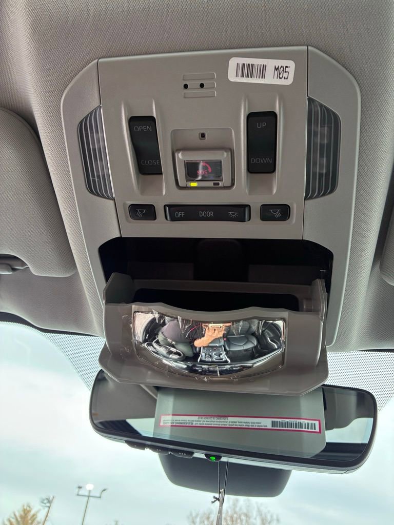 Used 2023 Toyota Highlander XLE AWD/4WD image 38