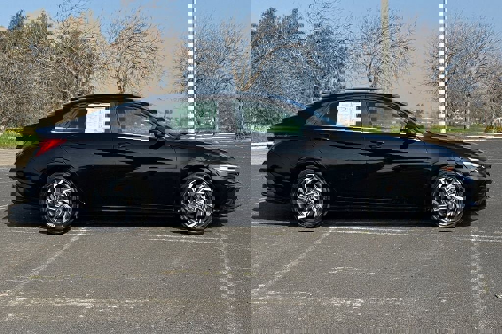 Used 2025 Hyundai Elantra Limited image 3
