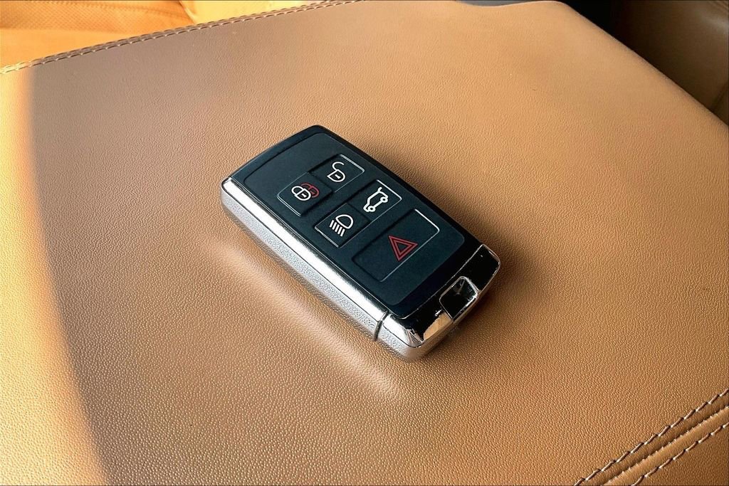 Used 2023 Land Rover Defender 130 SE image 10