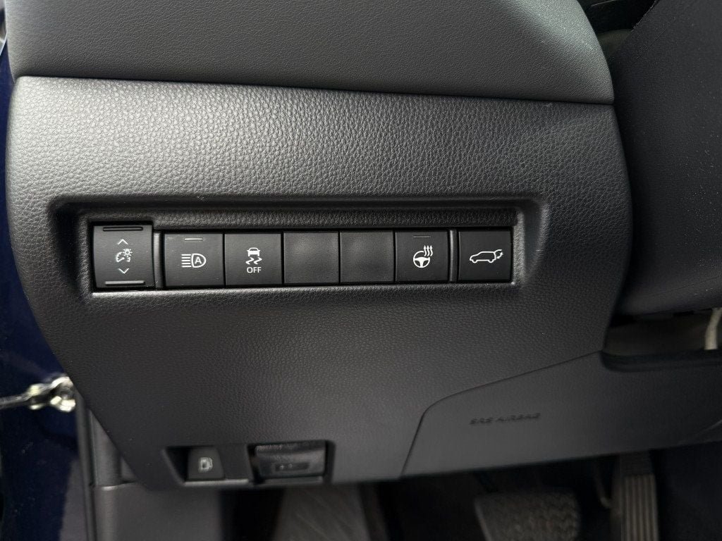 Used 2021 Toyota Venza XLE w/ Softex Package AWD/4WD image 16