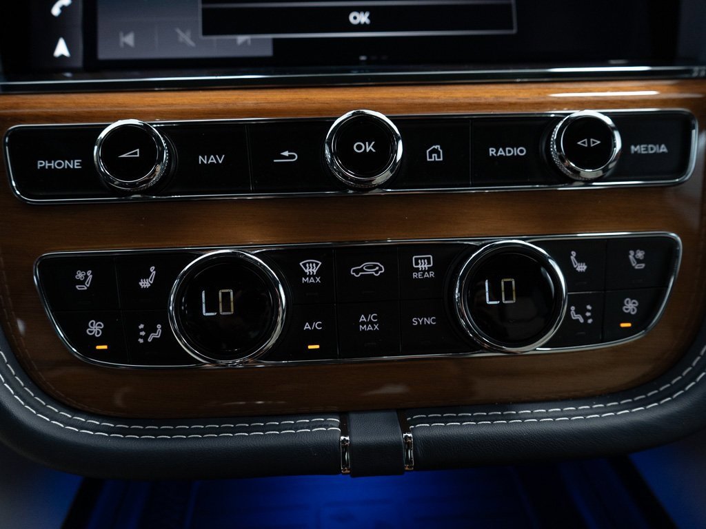 Used 2025 Bentley Bentayga image 38