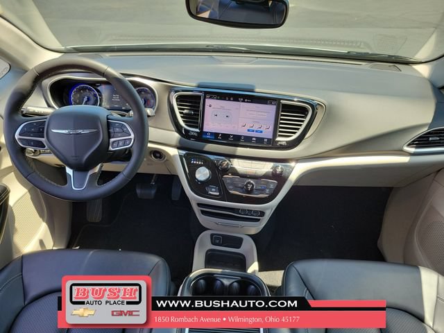 Used 2024 Chrysler Pacifica Touring-L FWD image 10