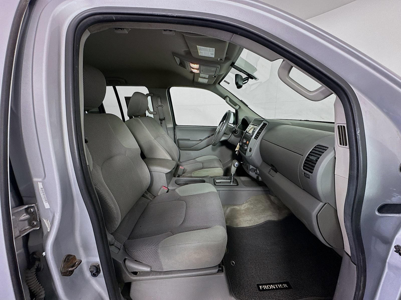 Used 2013 Nissan Frontier SV w/ SV Value Truck Pkg AWD/4WD image 25
