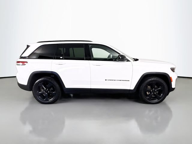 Used 2023 Jeep Grand Cherokee Altitude AWD/4WD image 8