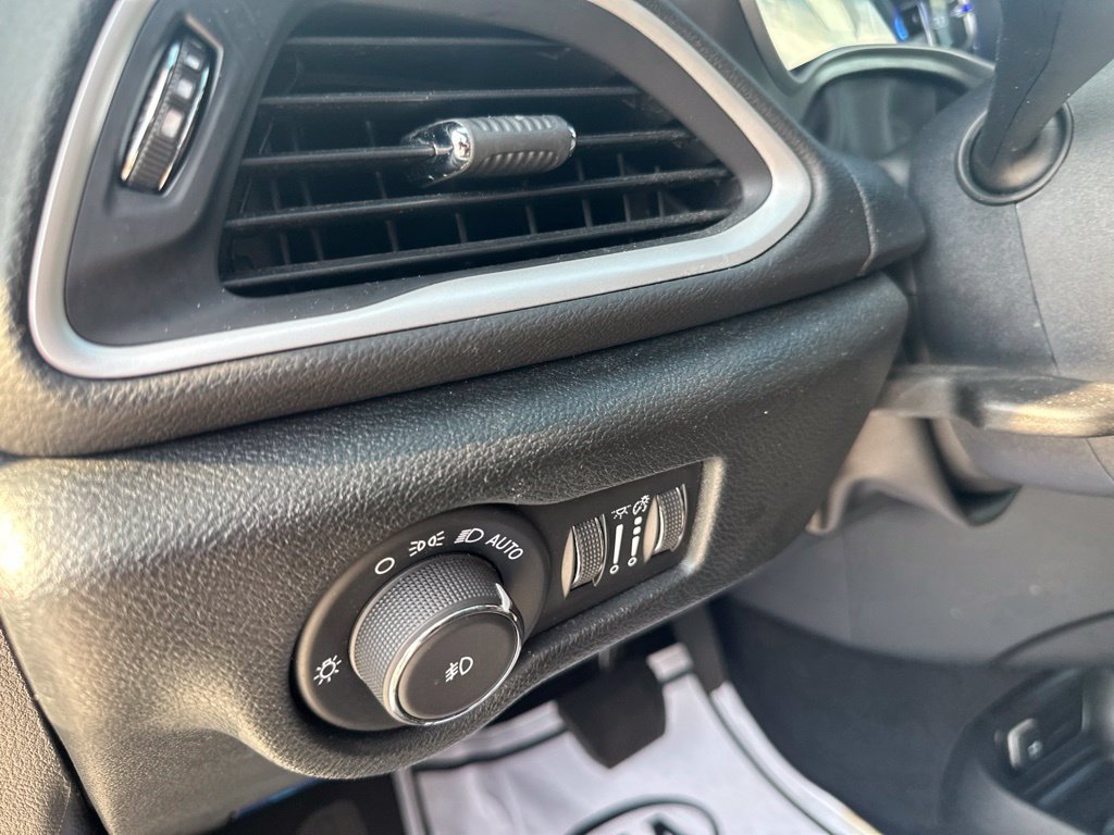 Used 2025 Chrysler Pacifica Select FWD image 19