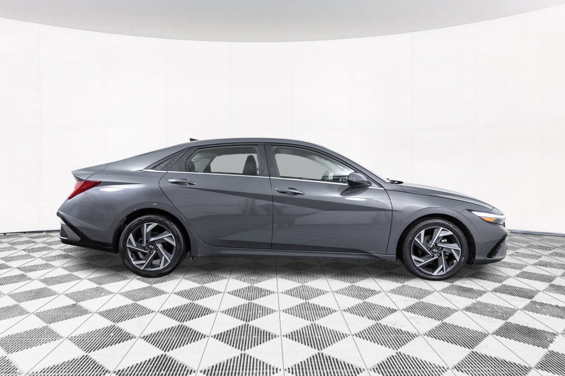 Used 2025 Hyundai Elantra Limited FWD image 22