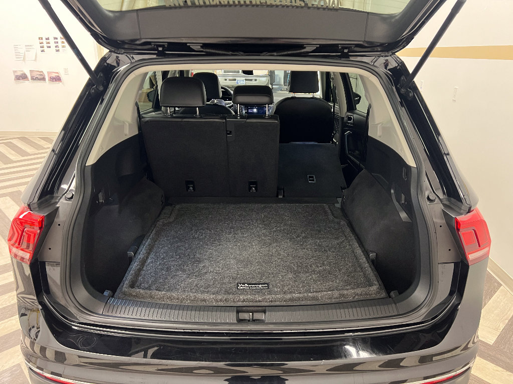 Used 2022 Volkswagen Tiguan SE w/ Panoramic Sunroof Package image 24
