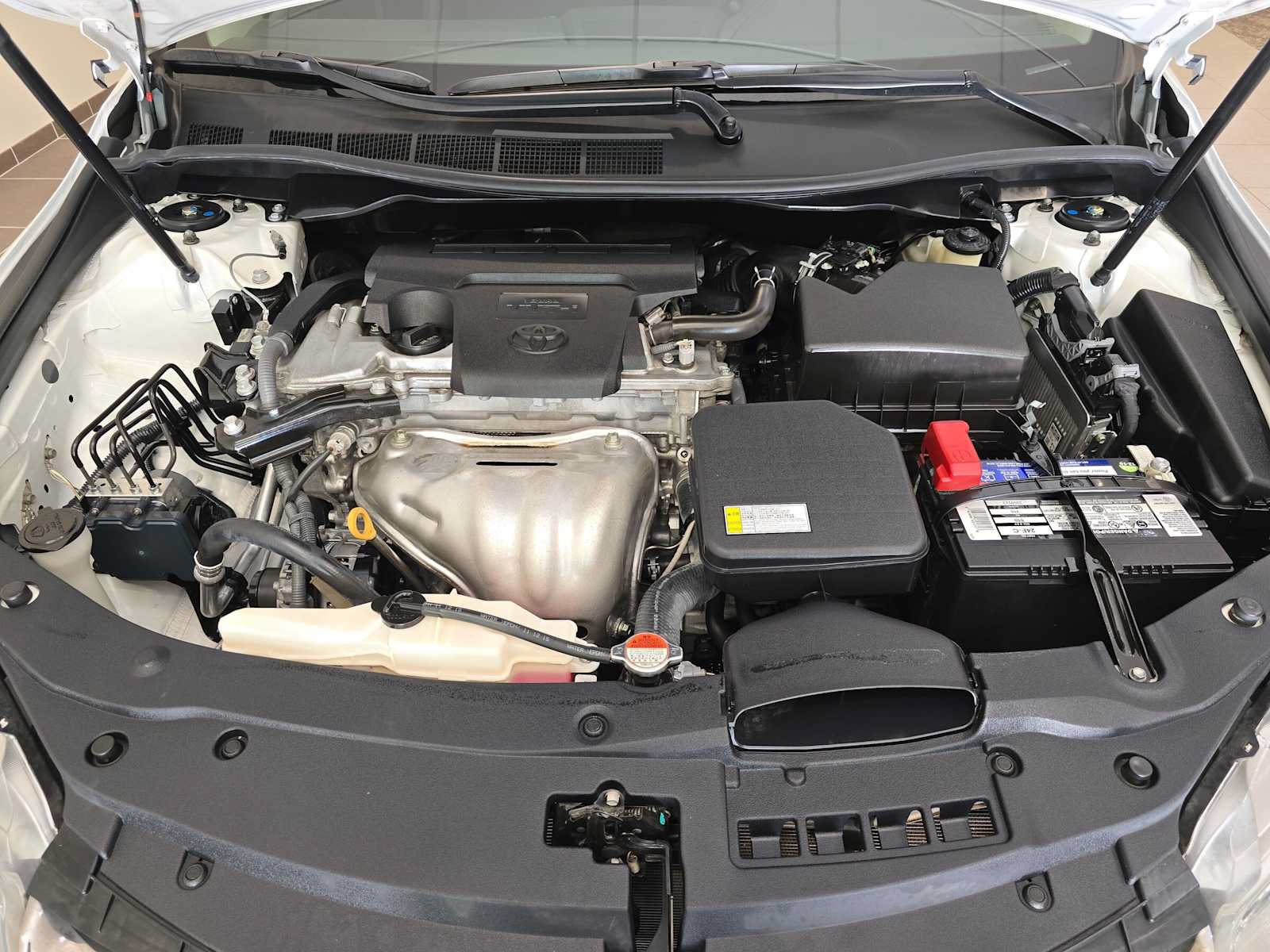 Used 2016 Toyota Camry SE w/ Moonroof Package FWD image 9