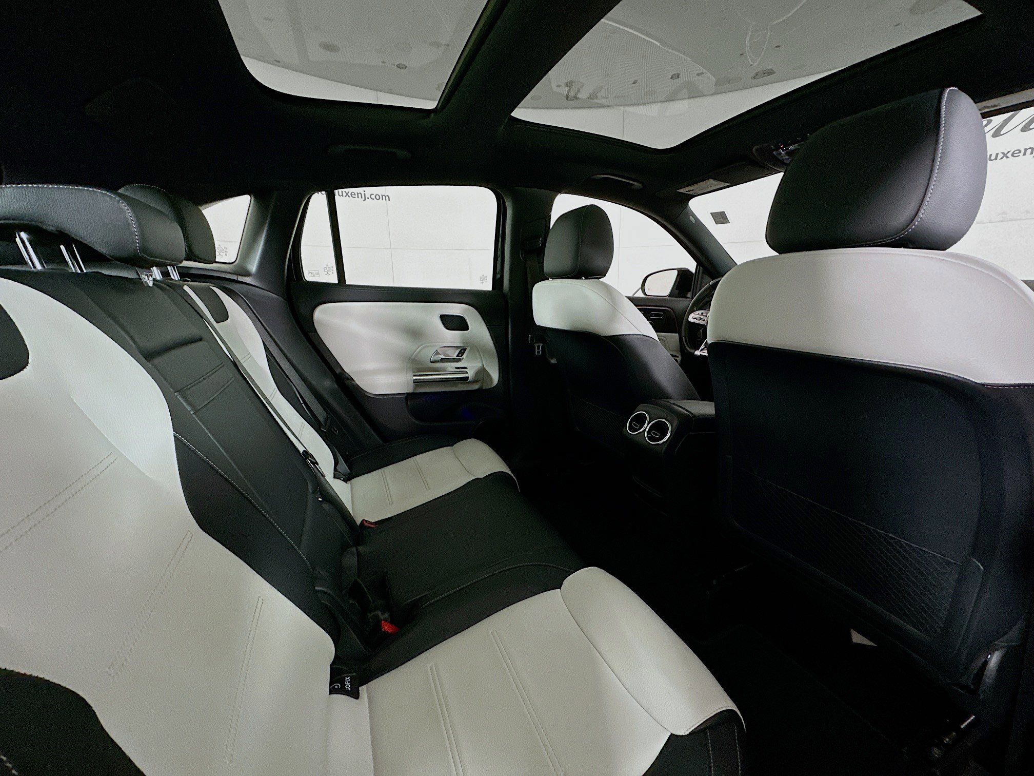 Used 2022 Mercedes-Benz GLA 35 AMG 4MATIC w/ Premium Package image 28