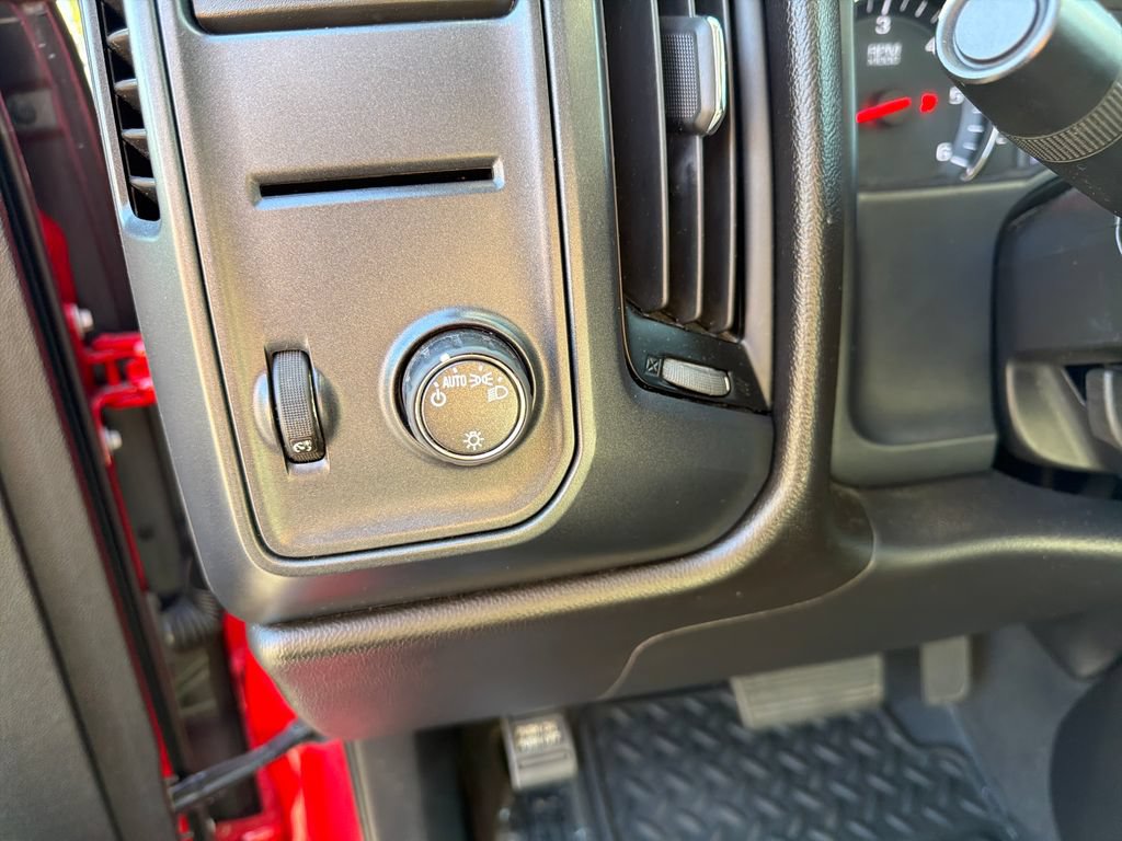 Used 2019 Chevrolet Silverado 1500 Custom w/ Custom Convenience Package AWD/4WD image 23