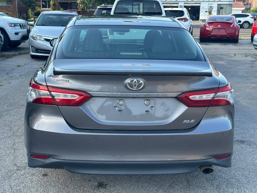 Used 2018 Toyota Camry XLE FWD image 8