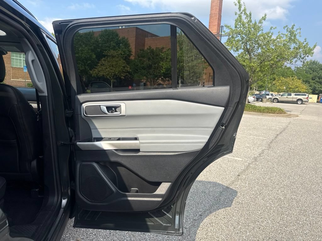 Used 2022 Ford Explorer XLT w/ Equipment Group 202A AWD/4WD image 31