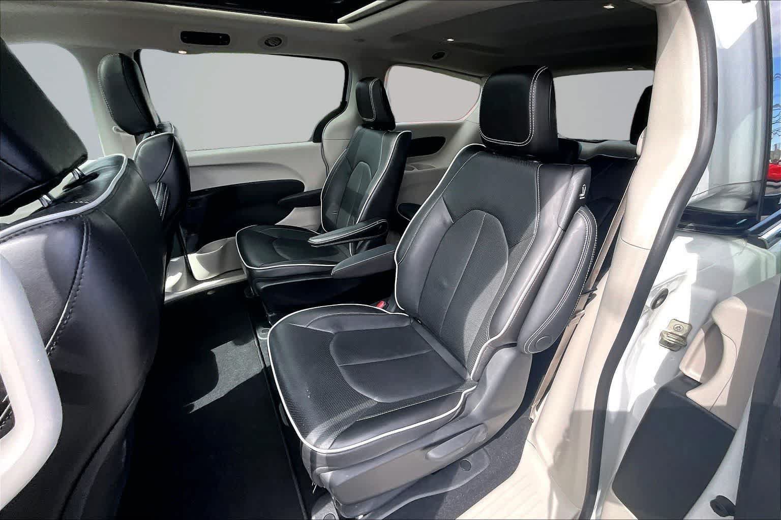 Used 2023 Chrysler Pacifica Limited FWD image 13