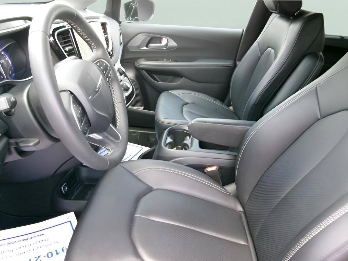 Used 2025 Chrysler Pacifica Select FWD image 15