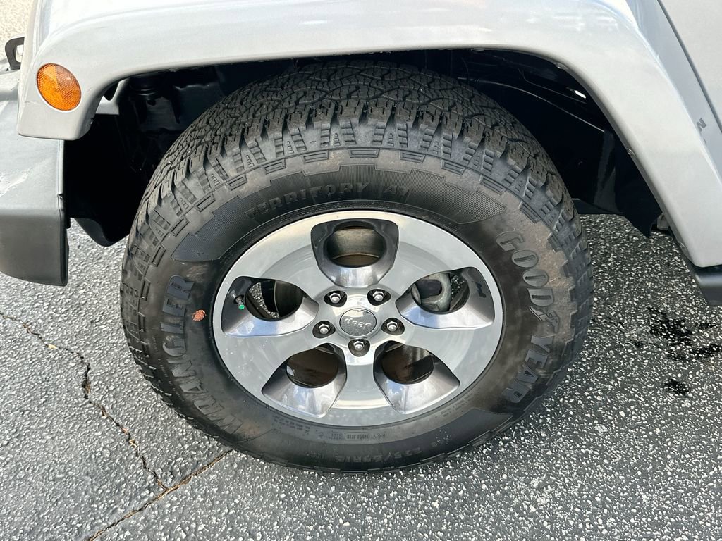 Used 2016 Jeep Wrangler Unlimited Sahara w/ Connectivity Group image 27
