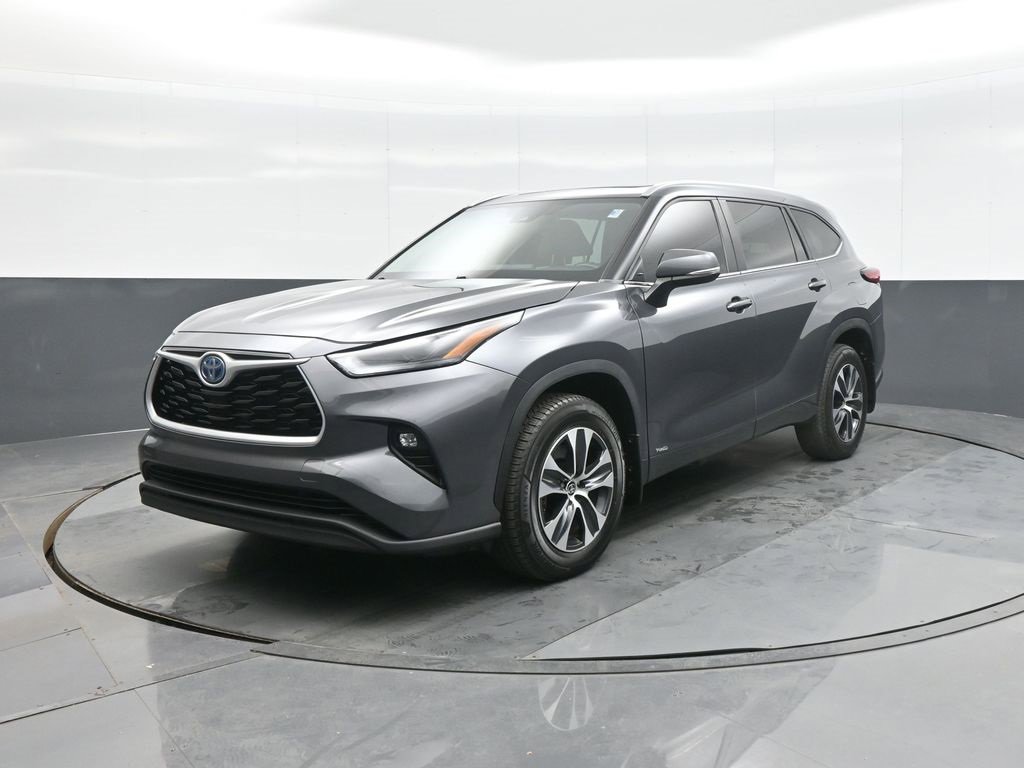 Used 2023 Toyota Highlander XLE image 3