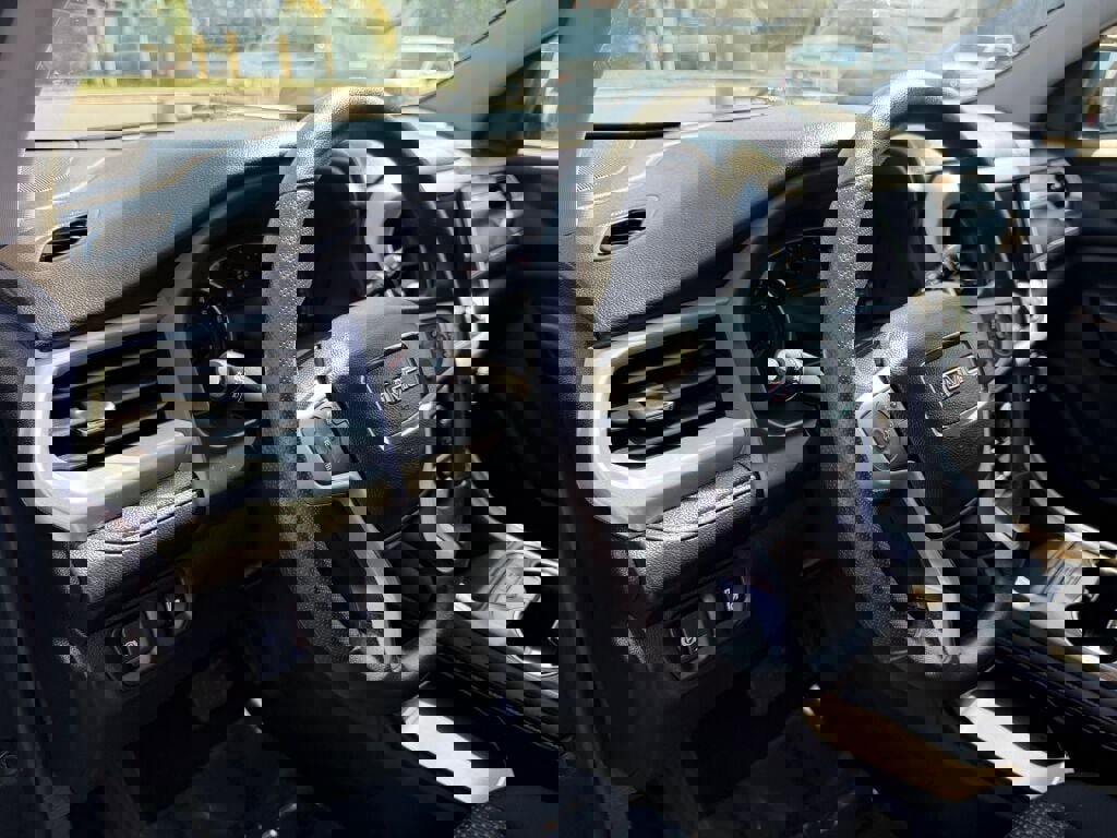 Used 2021 GMC Acadia SLE image 11