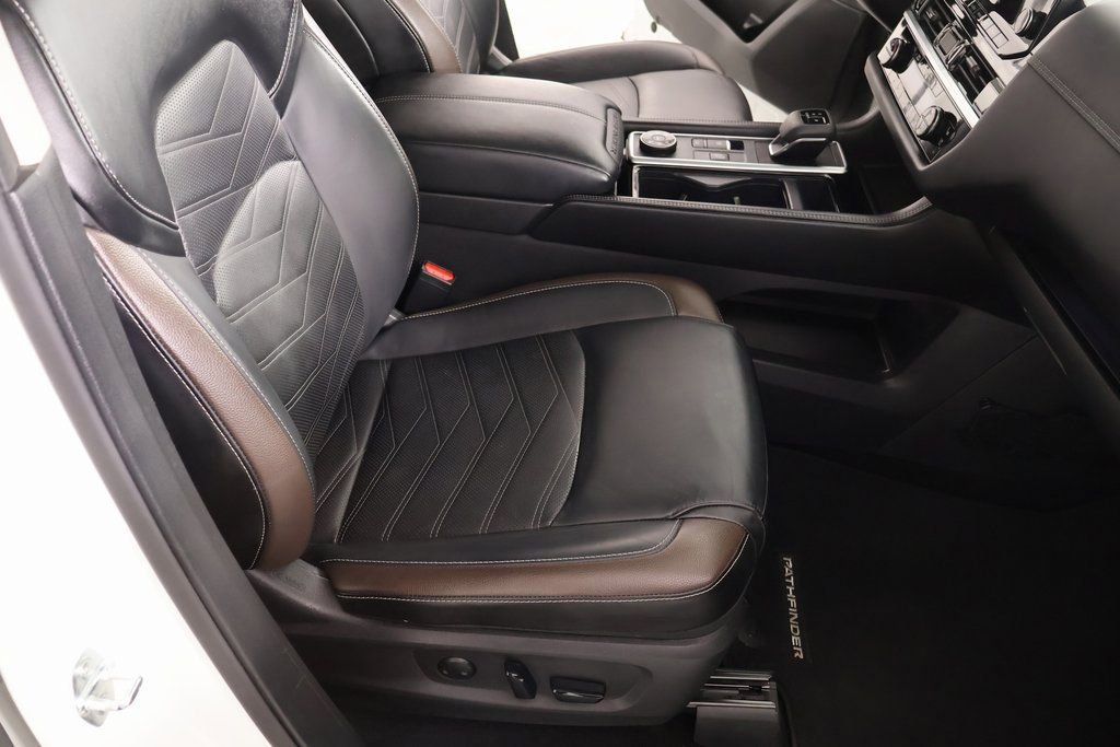 Used 2024 Nissan Pathfinder Platinum image 16