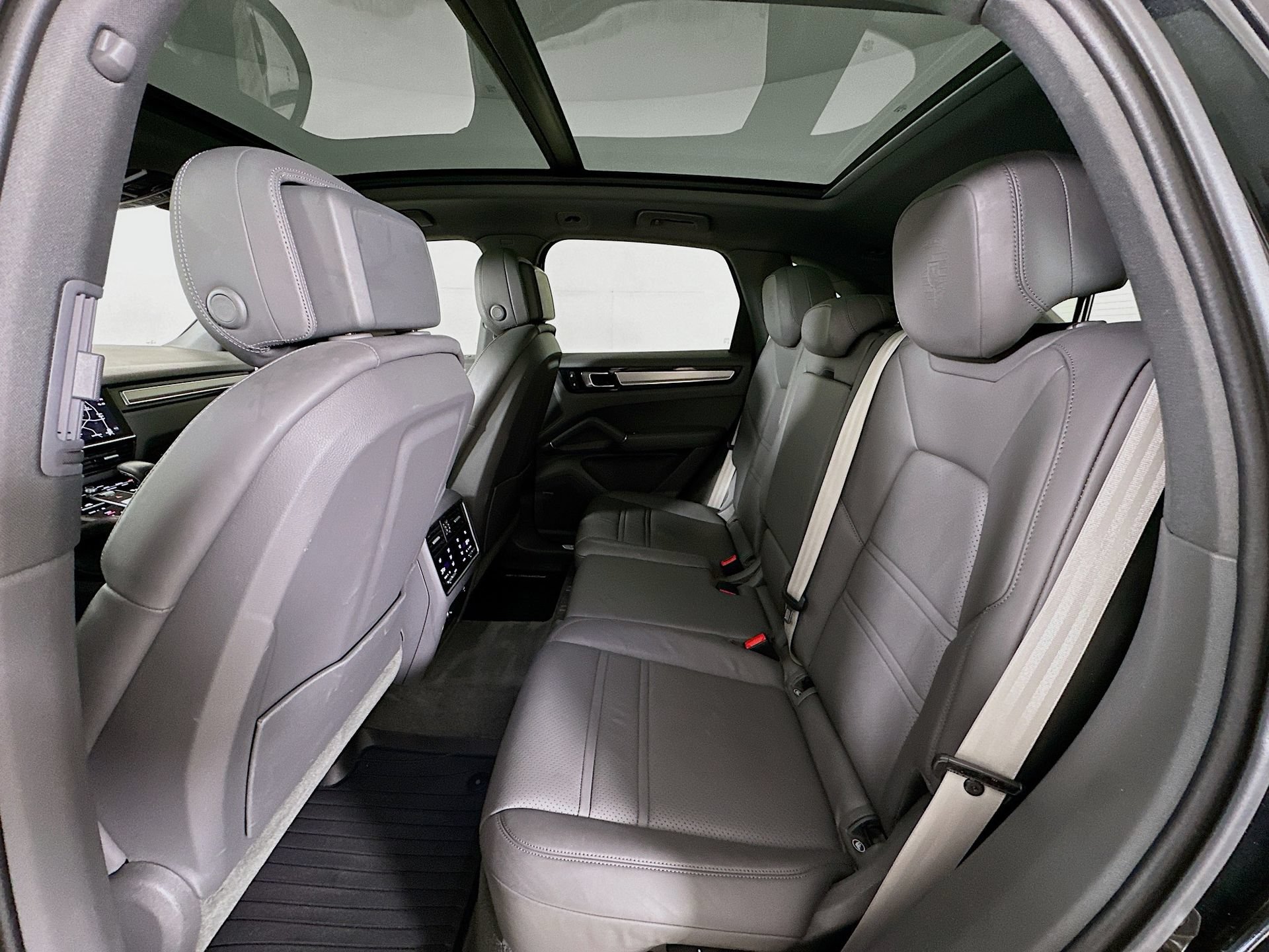 Used 2023 Porsche Cayenne Platinum Edition AWD/4WD image 27