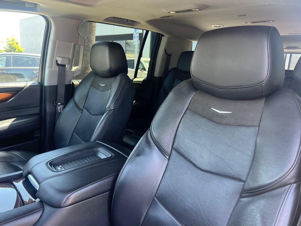 Used 2019 Cadillac Escalade ESV Luxury w/ Escalade Sport Edition AWD/4WD image 38