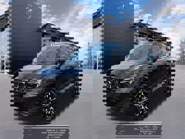 Used 2023 Volvo XC40 B5 Plus image 1