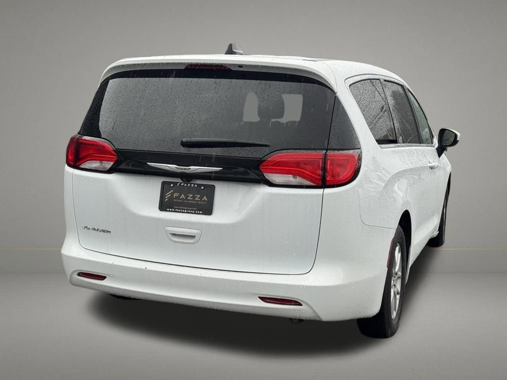 Used 2022 Chrysler Voyager LX image 4