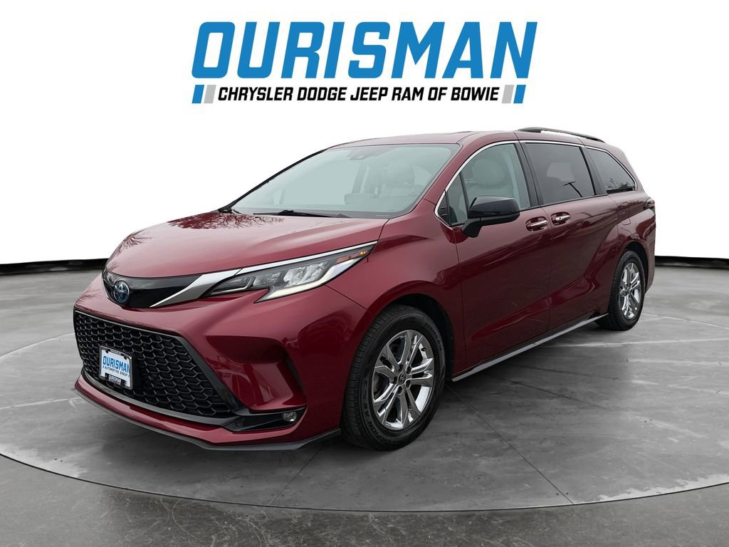 Used 2022 Toyota Sienna XSE image 2